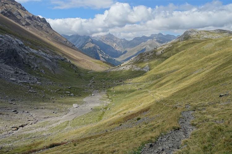 France Pyrenees, Gavarnie-Ordesa Circuit, Looking back into Spain on the way back to Gavarnie, Walkopedia